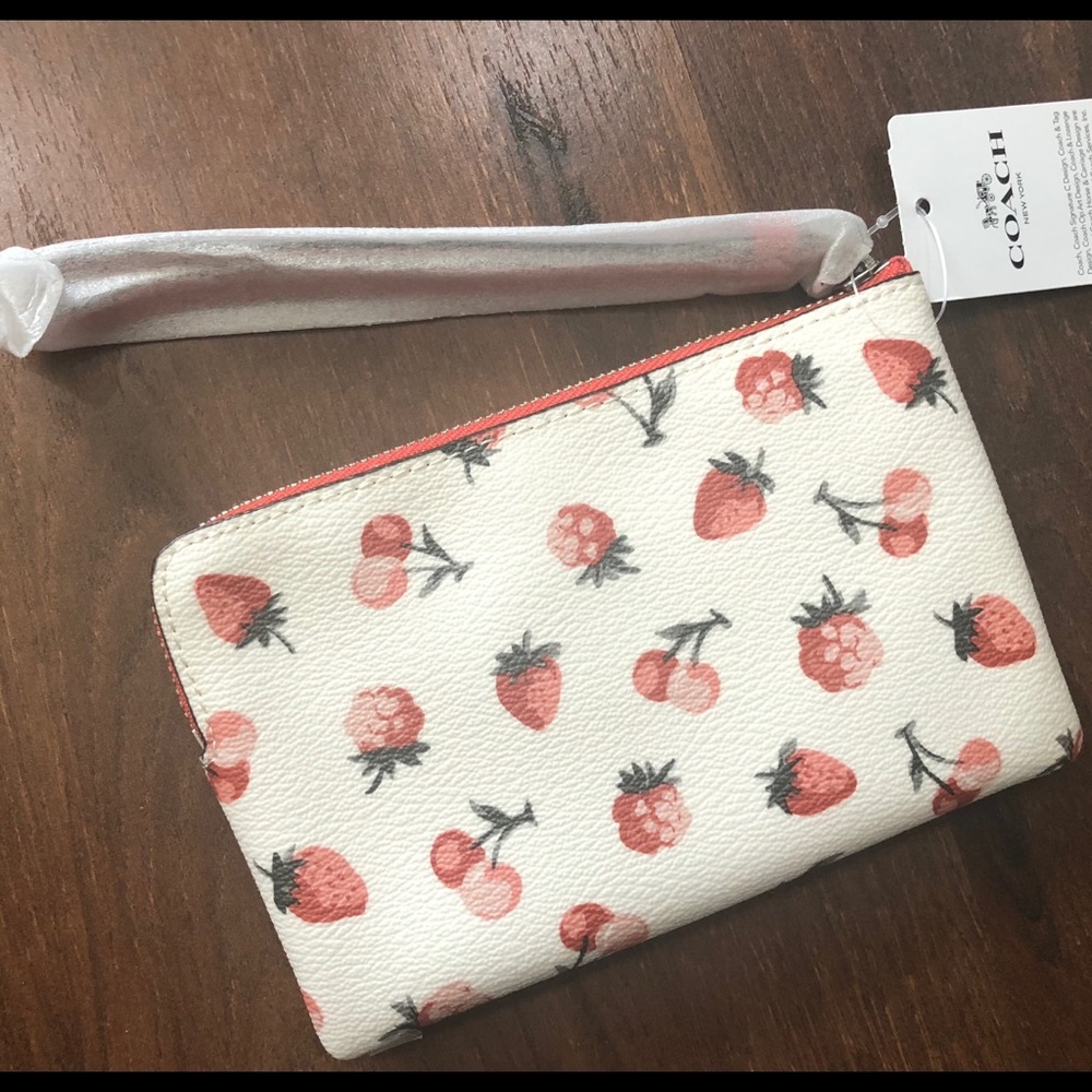 ❗️SOLD❗️COACH corner zip wristlet wallet berries - Picture 4 of 8